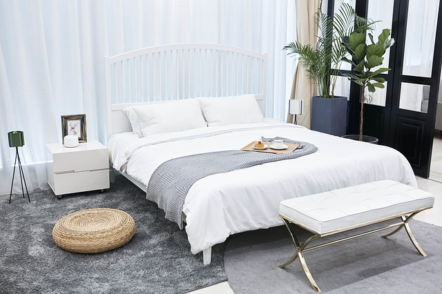 minimalisticky zařízená ložnice